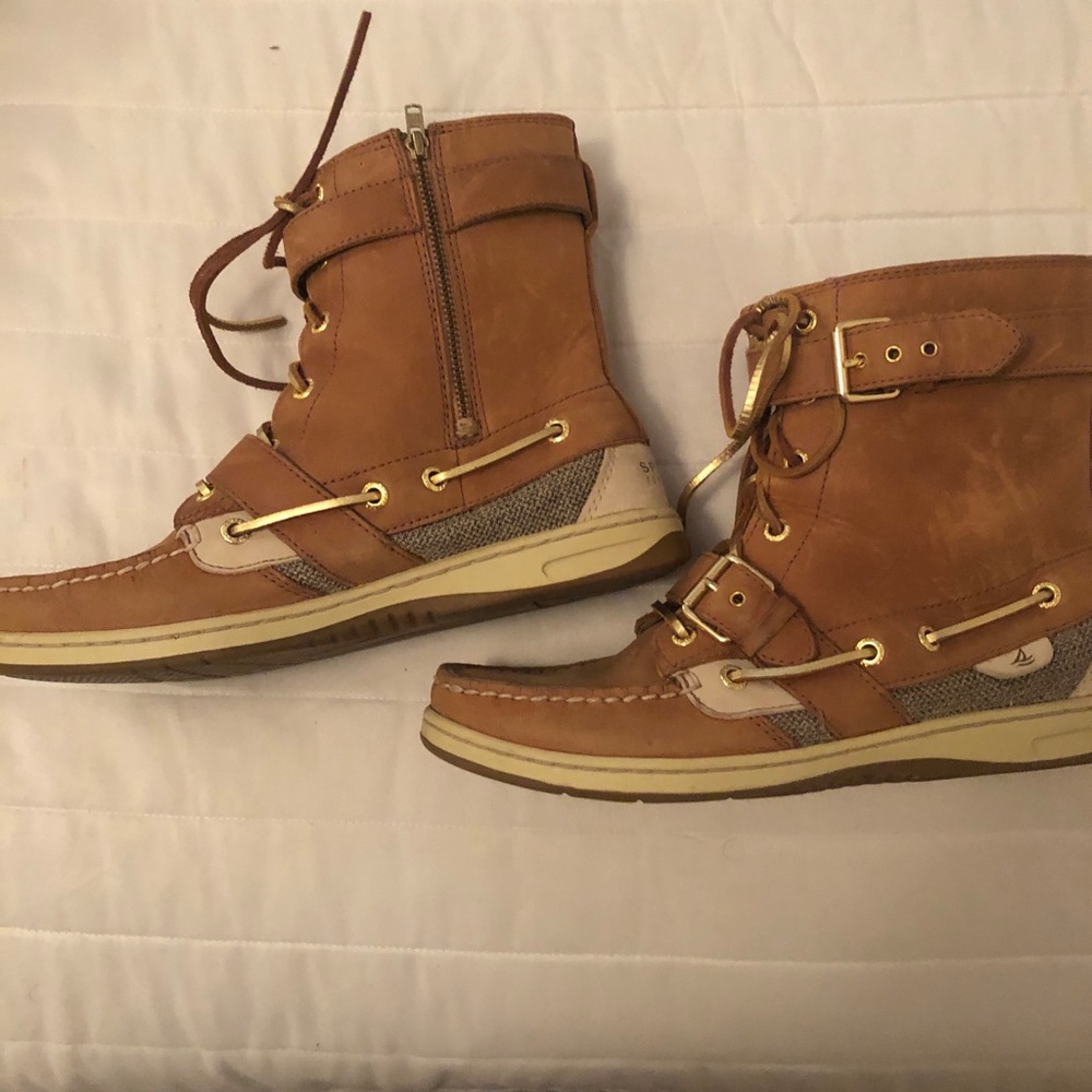 Sperry Top-Sider Hi tops with laces and size zip.